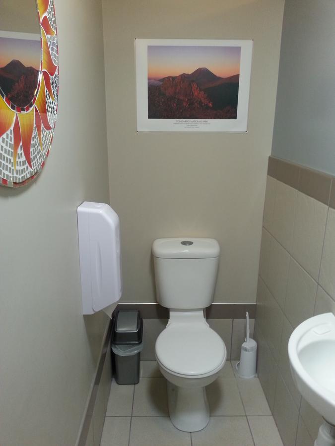 Riverstone Lodge Turangi Extérieur photo A toilet with a hand dryer