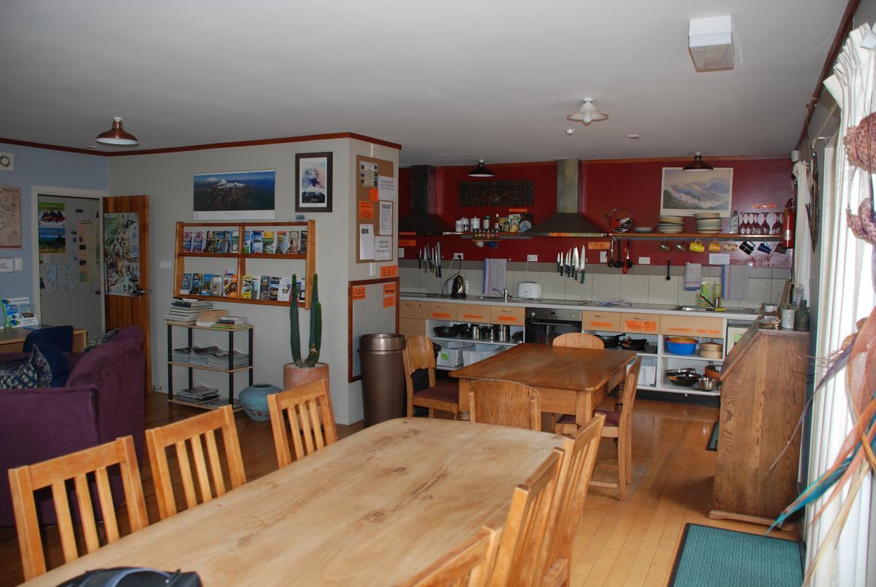 Riverstone Lodge Turangi Extérieur photo The common room at the station