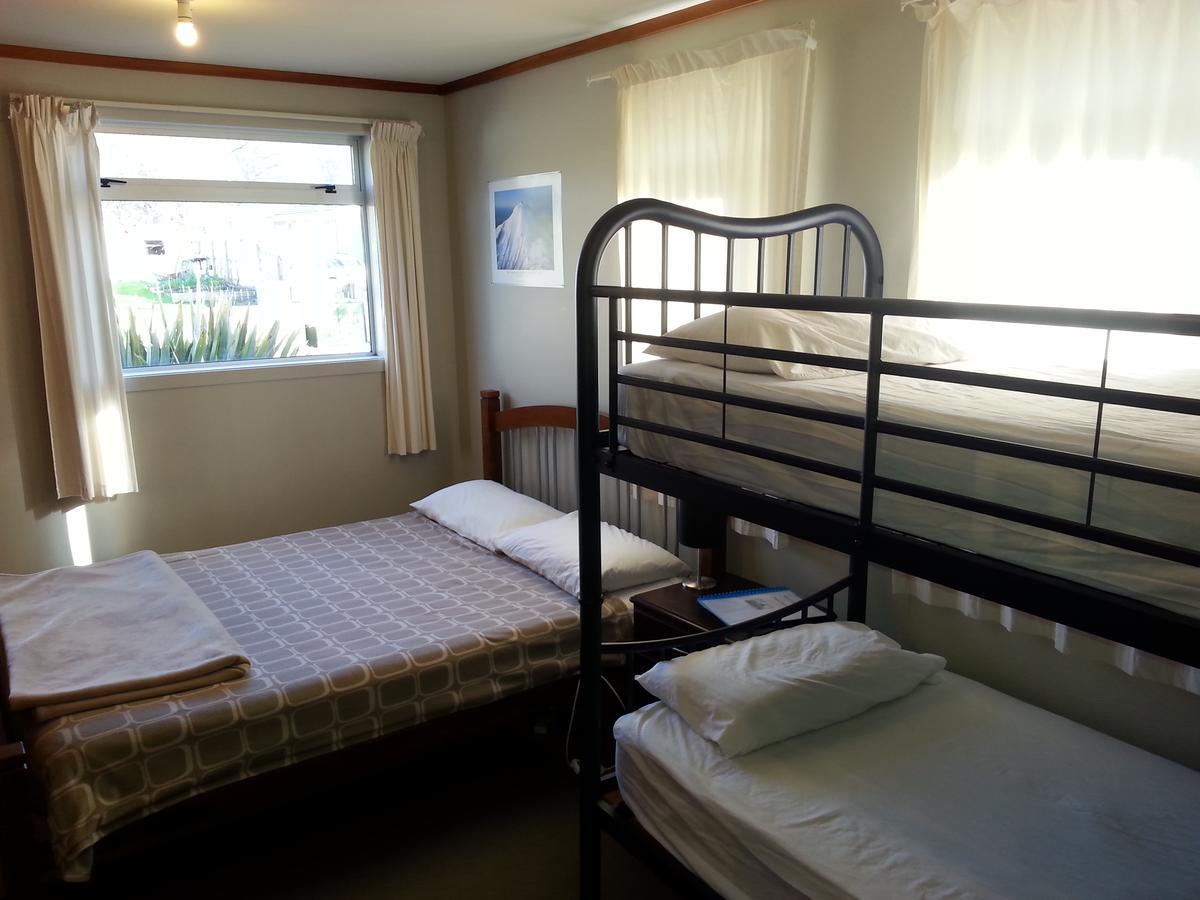 Riverstone Lodge Turangi Extérieur photo A typical room at a backpackers' hostel in Dunedin, New Zealand