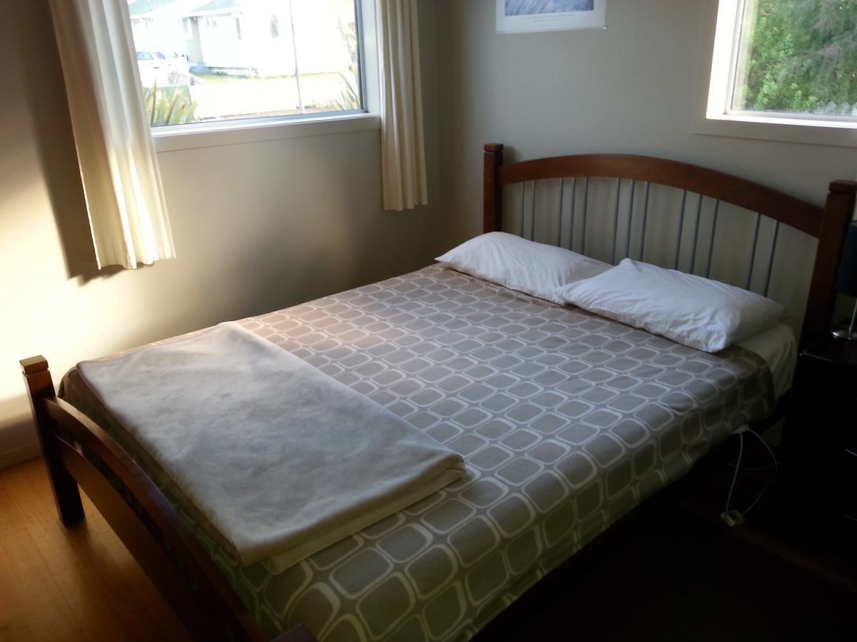 Riverstone Lodge Turangi Extérieur photo A bed