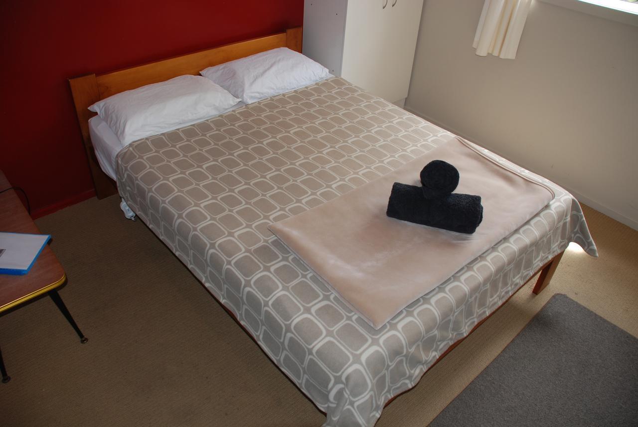 Riverstone Lodge Turangi Extérieur photo A bed with a duvet