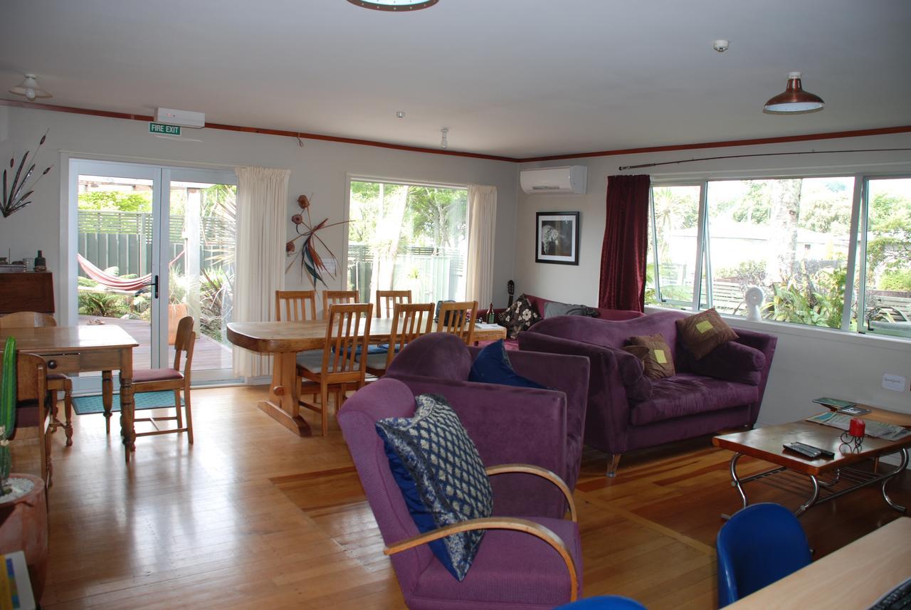 Riverstone Lodge Turangi Extérieur photo A living room in a typical New Zealand home