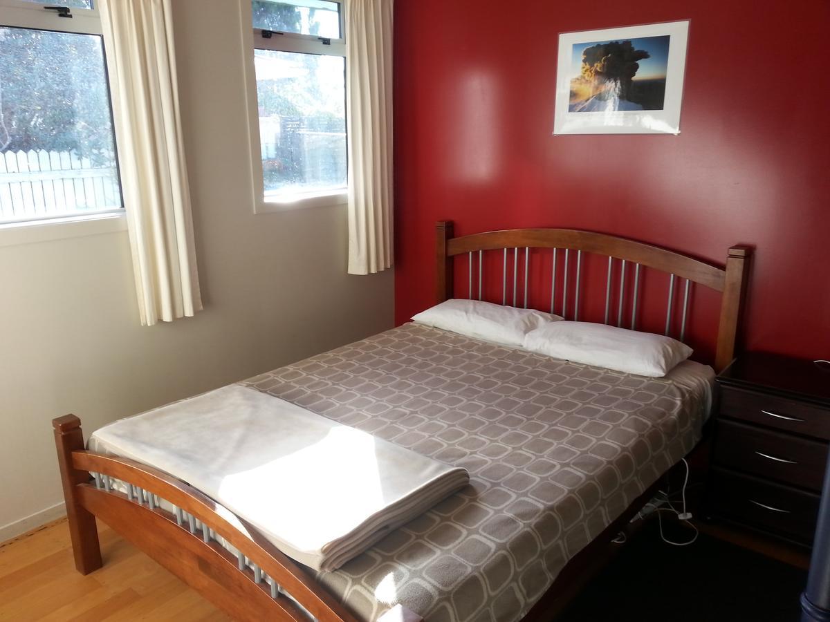 Riverstone Lodge Turangi Extérieur photo A bedroom in a hostel in Dunedin, New Zealand
