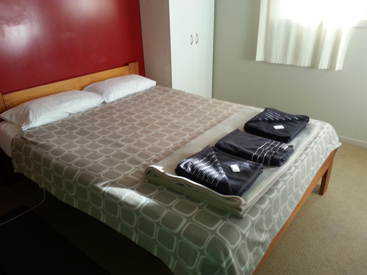 Riverstone Lodge Turangi Extérieur photo A bed with a duvet